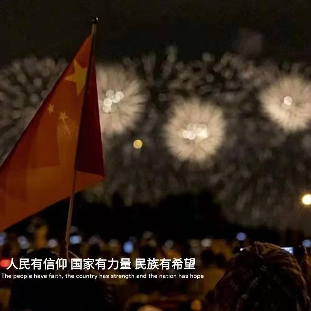 逃离残破的船只