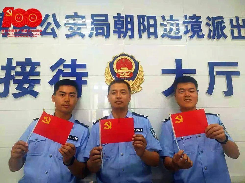 革命前辈的爱情，新婚之夜聊手榴弹，窗外战友吐槽：还开大会呢？